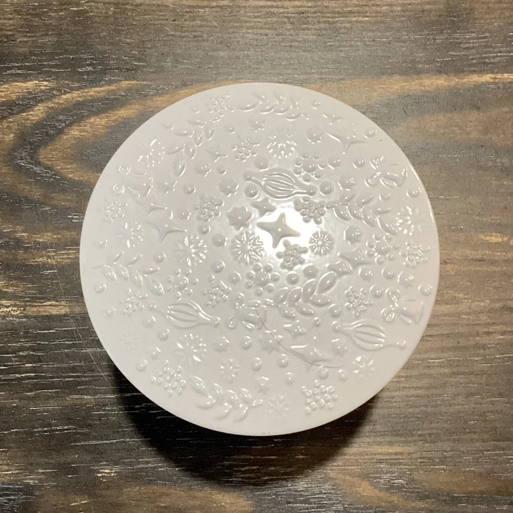 Bath & Body Works Crushed Candy Cane 3 Wick Candle - Picture 2 of 6